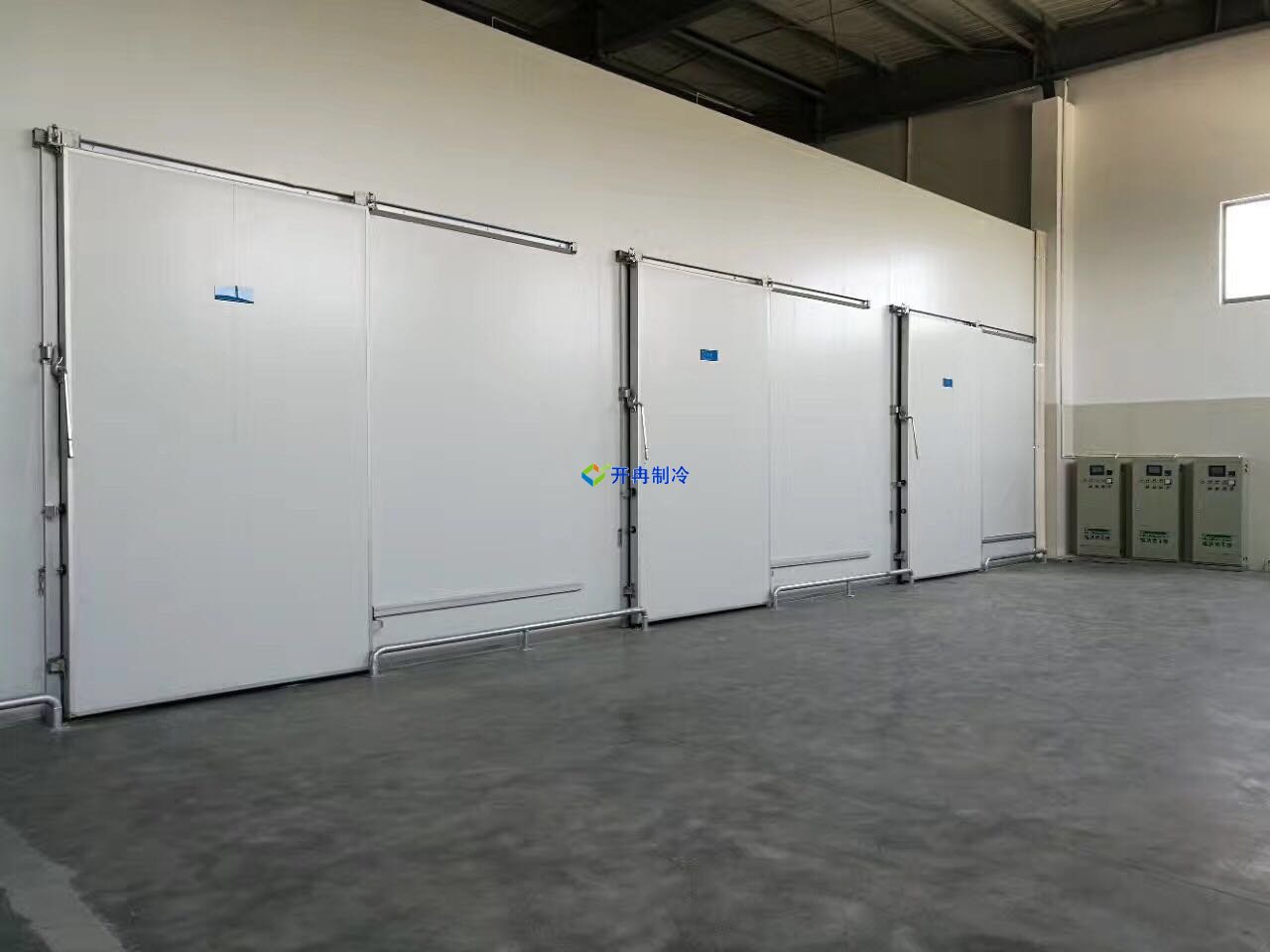 安裝一個(gè)-18℃低溫冷凍庫設(shè)備，耗電量kw/小時(shí)
